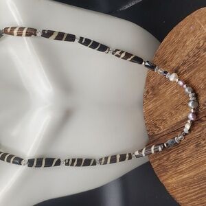 Lustrous‎ pastel pearl necklace accent N3307